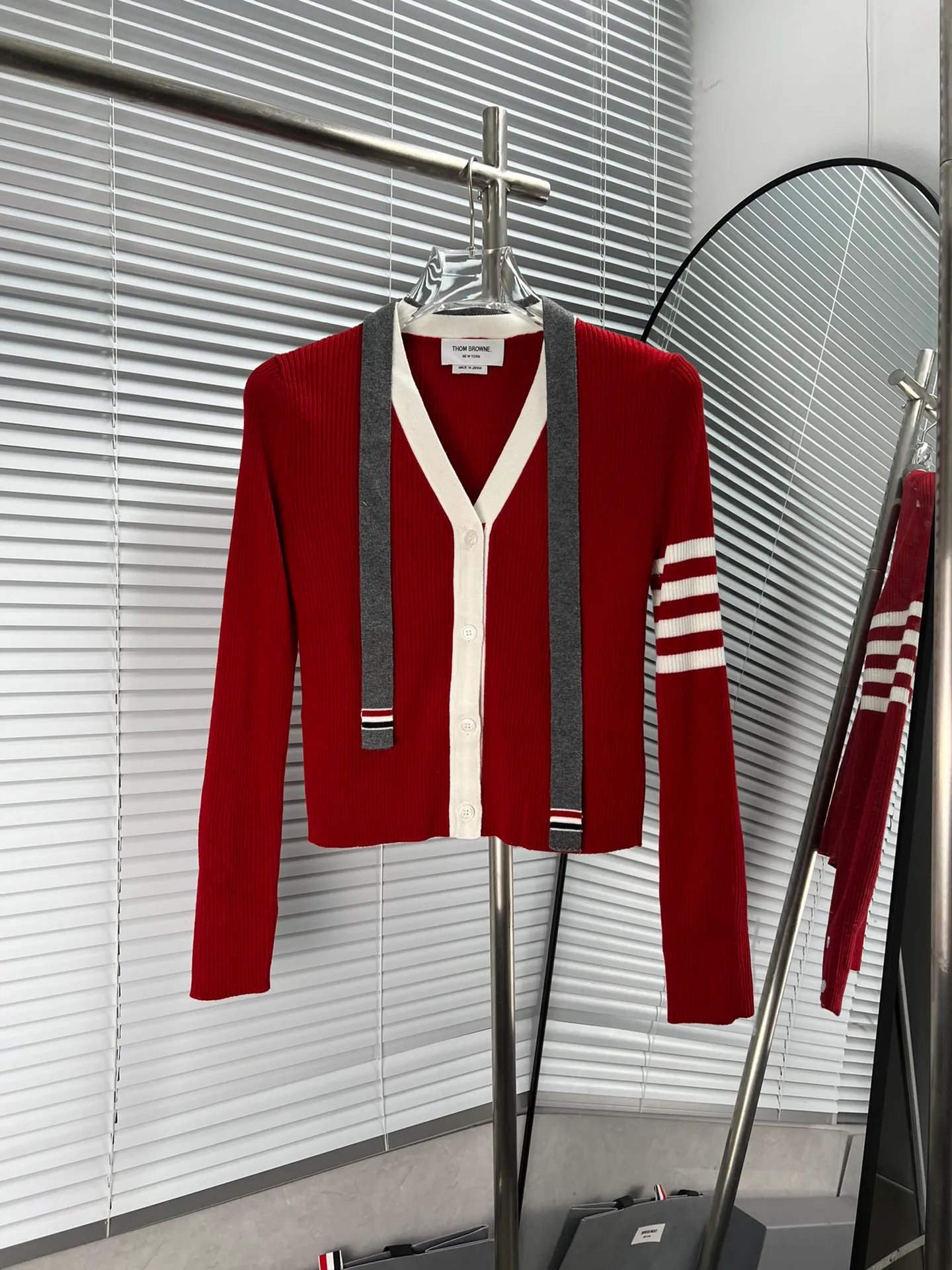 THOM BROWNE V ： V V 👀 ， 30 White Red :White Red Sizes:1 2 3 S M L